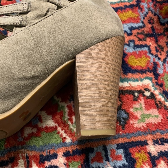 Guess - NWOT Strappy Leather Sandal - Size 10 - Picture 4 of 4